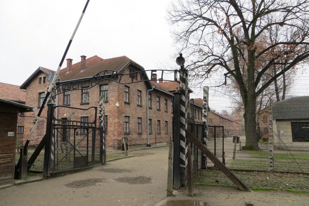 auschwitz-1137809_1280